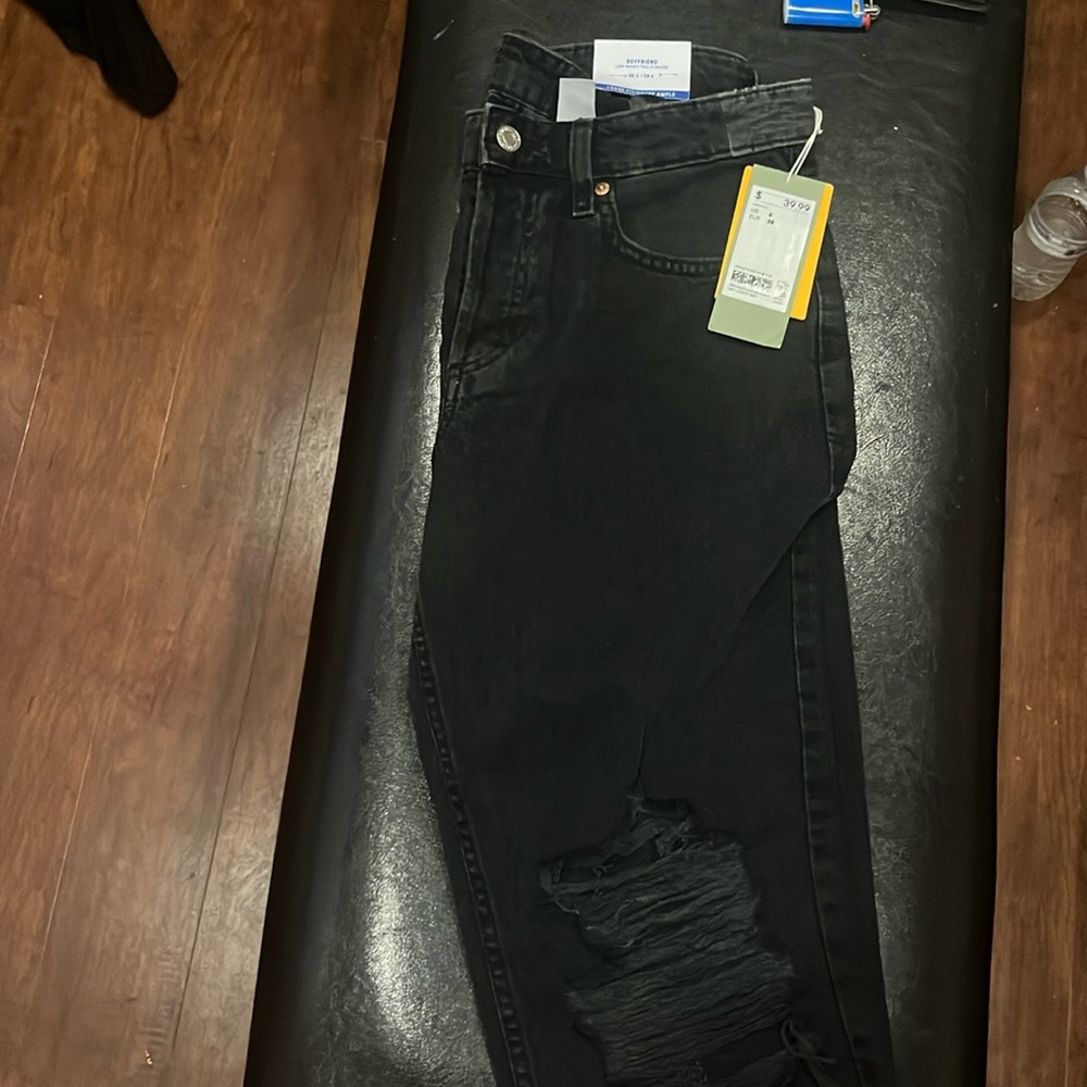 H&M’s women loose fit distressed jeans in black size 6 NWT